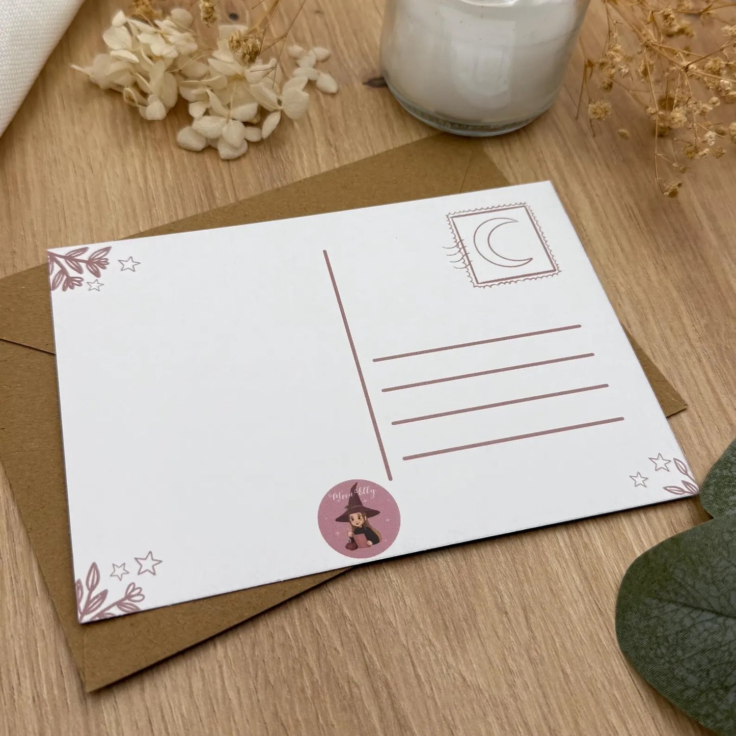 Gemütliche Wintermagie – Weihnachtliche Hexen-Postkarte | Cozy Witch Christmas Card | Illustration mit Katze & Kamin