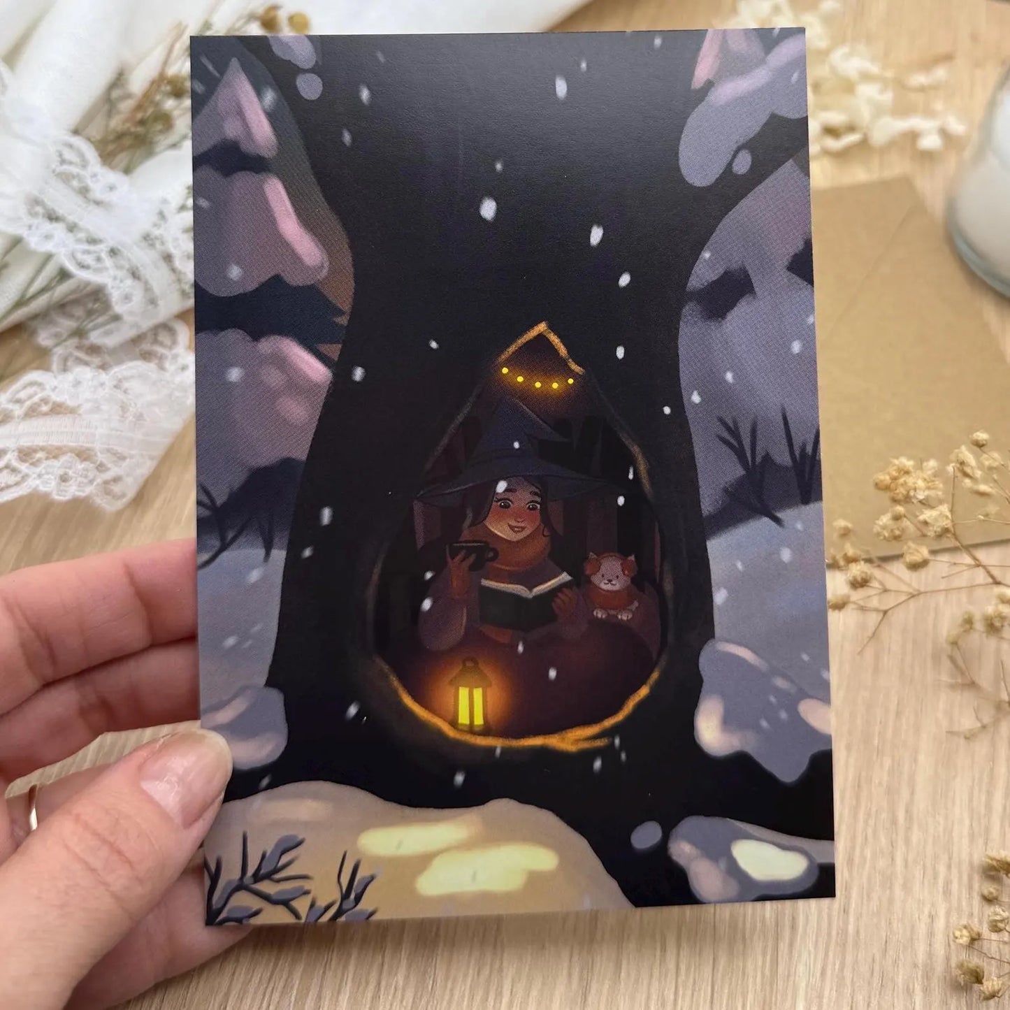 Ein Licht im Schnee – Winterliche Hexen-Postkarte