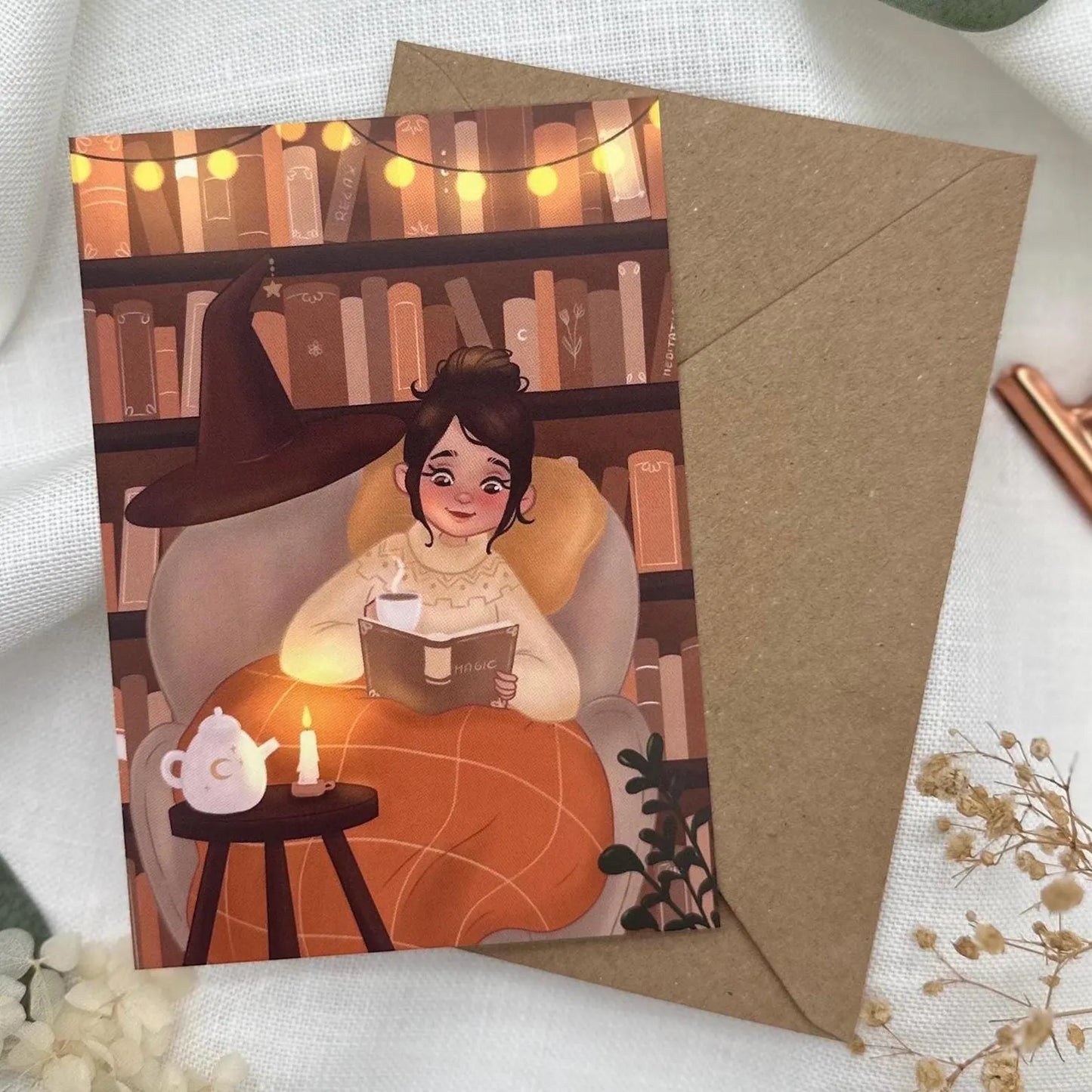 Bücherwurm im Lesesessel- Postkarte A6 Illustration mit Tee und Kerzenlicht