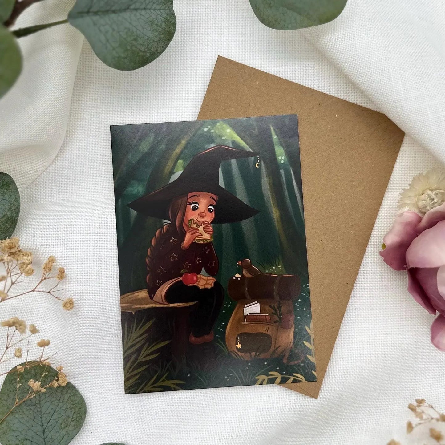 Postkarte Hexe beim Picknick im Wald - Natur Illustration DIN A6 - Magischer Moment mit Vogel - Selfcare und Waldfreude
