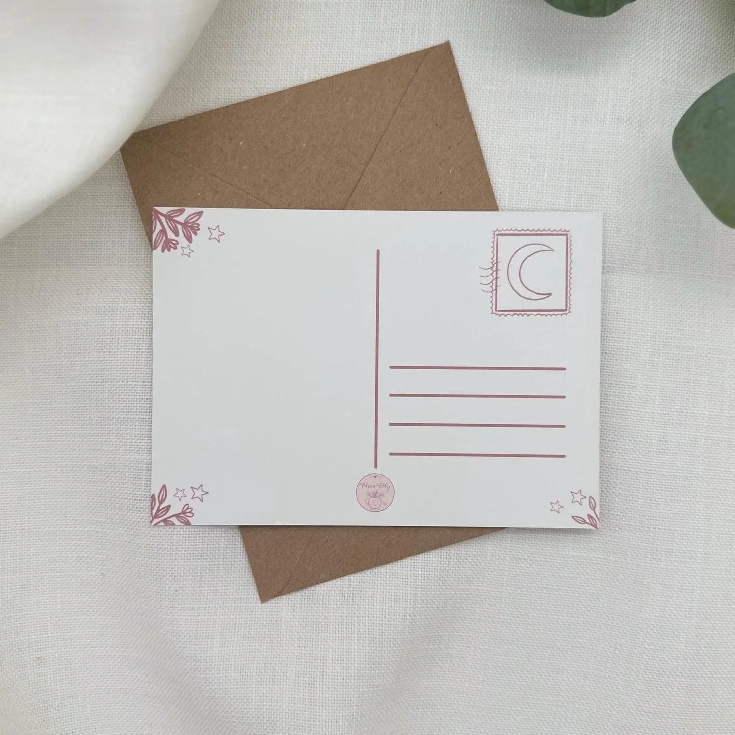 Postkarte Hexe beim Picknick im Wald - Natur Illustration DIN A6 - Magischer Moment mit Vogel - Selfcare und Waldfreude