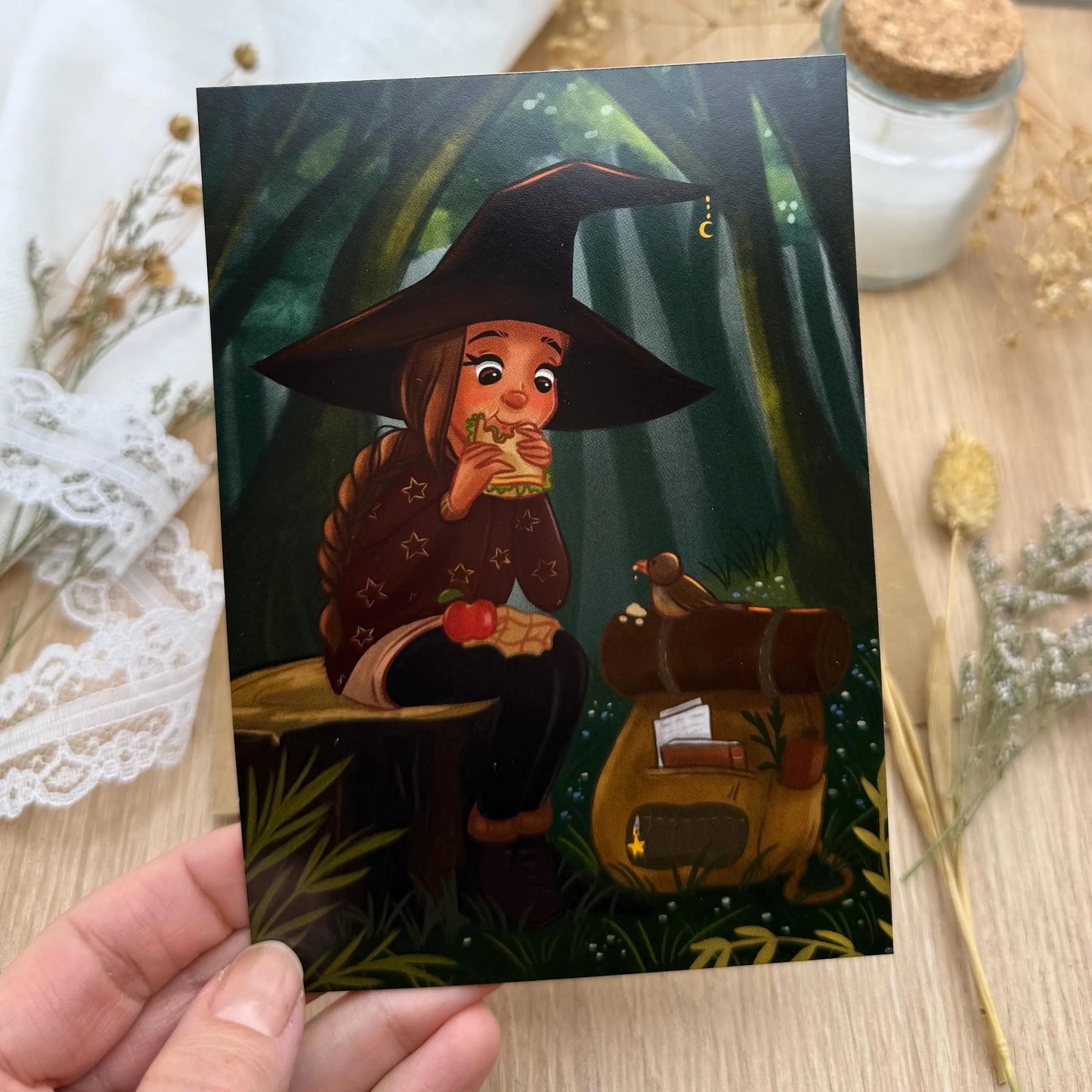 Postkarte Hexe beim Picknick im Wald - Natur Illustration DIN A6 - Magischer Moment mit Vogel - Selfcare und Waldfreude
