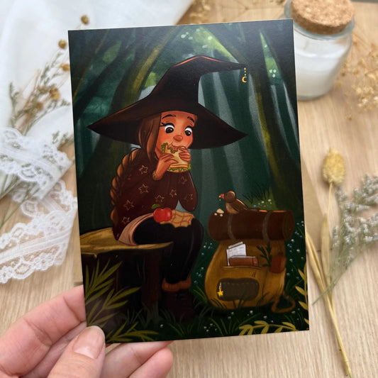 Postkarte Hexe beim Picknick im Wald - Natur Illustration DIN A6 - Magischer Moment mit Vogel - Selfcare und Waldfreude